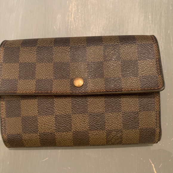 Louis Vuitton Handbags - Louis Vuitton Damier Stu papier wallet EUC with insert for ID and passport